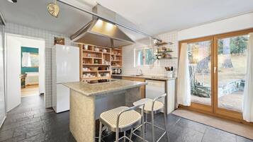 KĂŒhlschrank, Ofen, Herdplatte, GeschirrspĂŒler