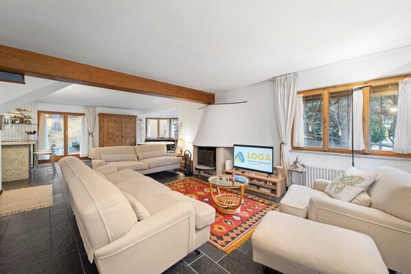 TV, fireplace, stereo
