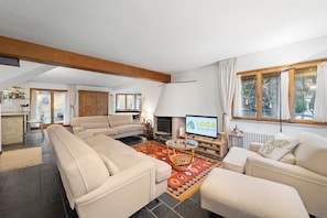 Fernseher, Kamin, Stereoanlage