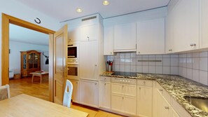 Køleskab, mikrobølgeovn, ovn, kogeplade