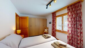 1 slaapkamer, een strijkplank/strijkijzer, wifi, beddengoed