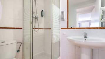 Douche, sĂšche-cheveux, serviettes fournies, shampoing