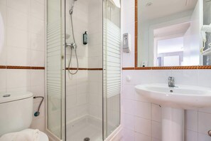 Een douche, een haardroger, handdoeken