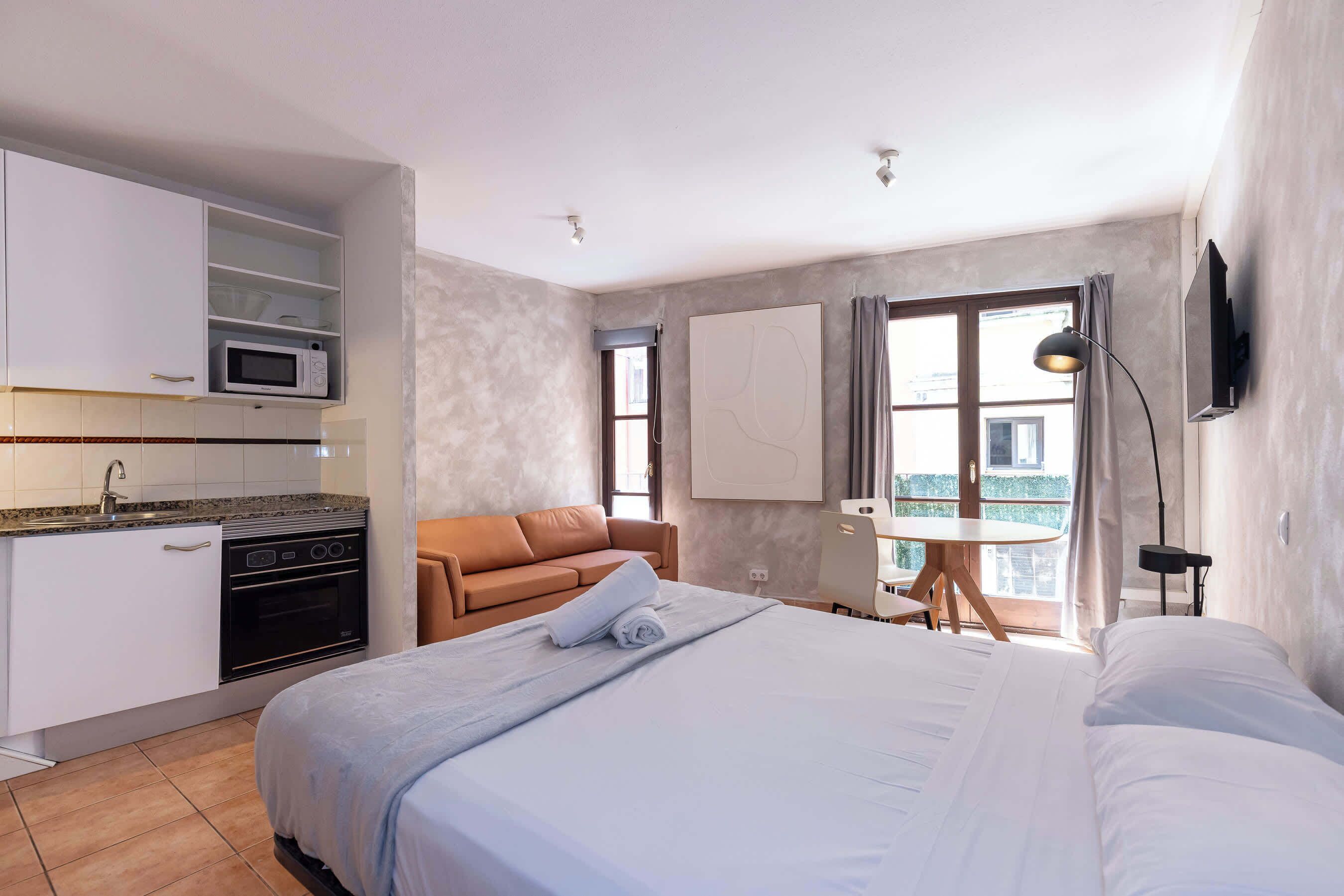 Tabla de planchar con plancha, wifi, ropa de cama