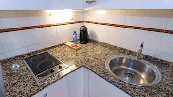 Een koelkast, een magnetron, een oven, een kookplaat