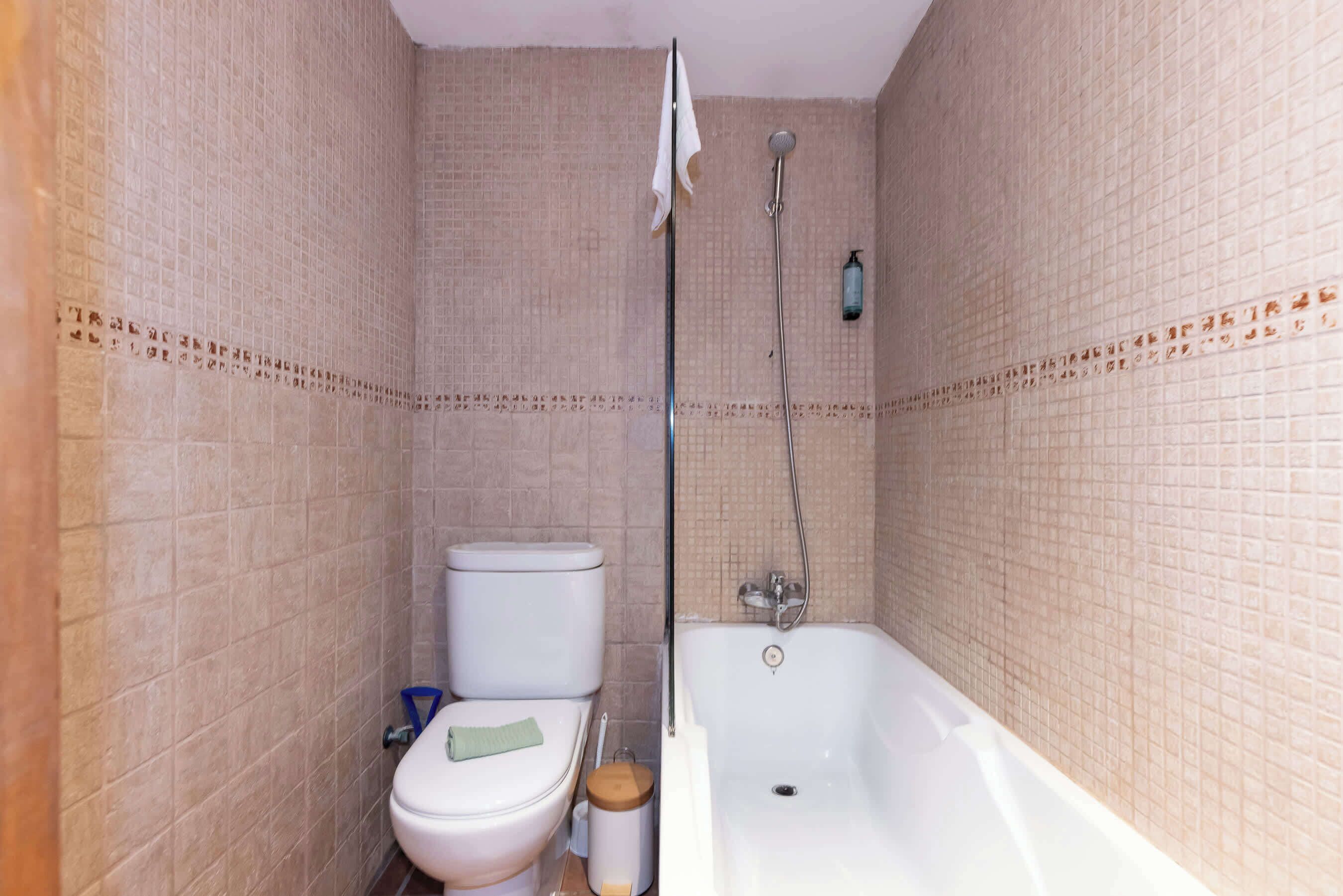 Bañera, secador de pelo, toallas y champú