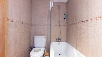 Banyera, assecador de cabells, tovalloles i xampú