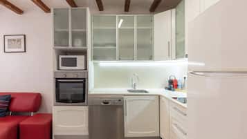 Frigorífico, microondas, horno y placa de cocina