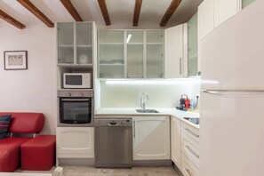 Geladeira, micro-ondas, fogão, cooktop