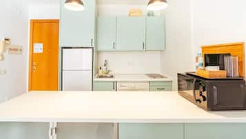 Frigorífico, microondas, horno y placa de cocina