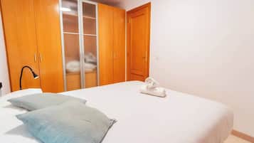 1 dormitorio, tabla de planchar con plancha, wifi y ropa de cama