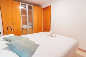 1 bedroom, iron/ironing board, WiFi, bed sheets - Ripoll Old Town - Unik Vacation (Tarragona)