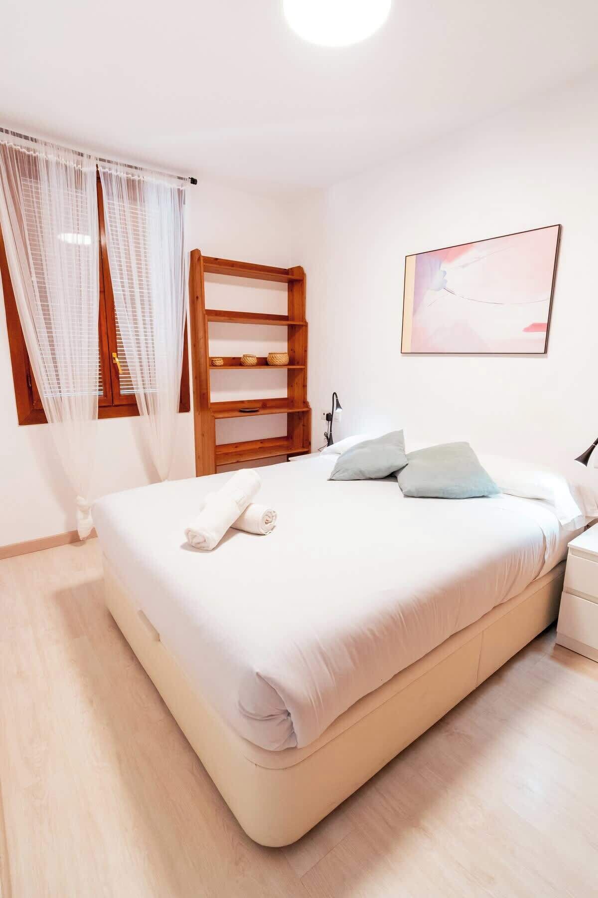 1 dormitorio, tabla de planchar con plancha, wifi y ropa de cama