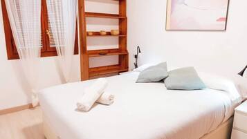 1 dormitorio, tabla de planchar con plancha, wifi y ropa de cama