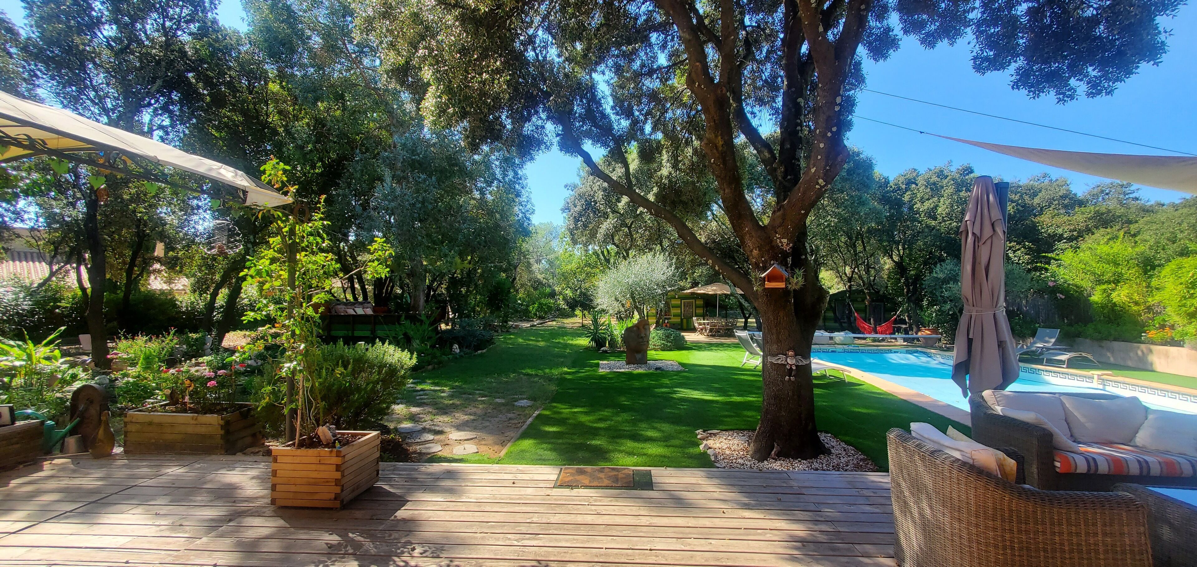 terrasse maison et vue piscine