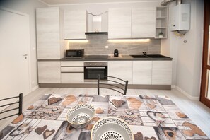 Frigorífico, microondas, horno y placa de cocina