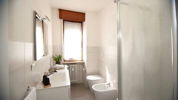 Doccia, asciugacapelli, accappatoio, bidet