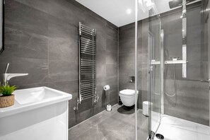Baignoire, séchoir à cheveux, serviettes fournies, savon
