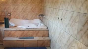 Chuveiro/banheira combinados, papel higiênico