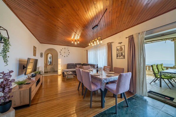 House (3bedroom holiday home,jacuzzi) | Living room