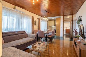 Hus (3bedroom holiday home,jacuzzi) | Oppholdsrom | En 25-tommers Flatskjerm-TV med Parabol-TV samt TV