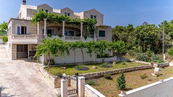 House (3bedroom holiday home,jacuzzi) | Exterior