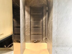 Tina, secadora de cabello, toallas, papel de baño 