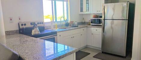 Een microgolfoven, een oven, een kookplaat