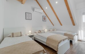 3 bedrooms, travel crib, free WiFi, bed sheets - Lovely home in Plaski with sauna (Plaski)