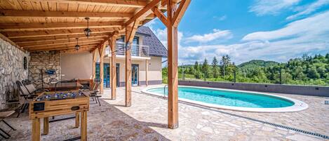 تناول الطعام بالخارج