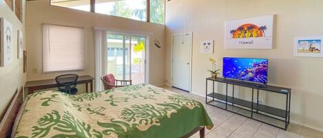 1 slaapkamer, een bureau, een strijkplank/strijkijzer, reisbedje