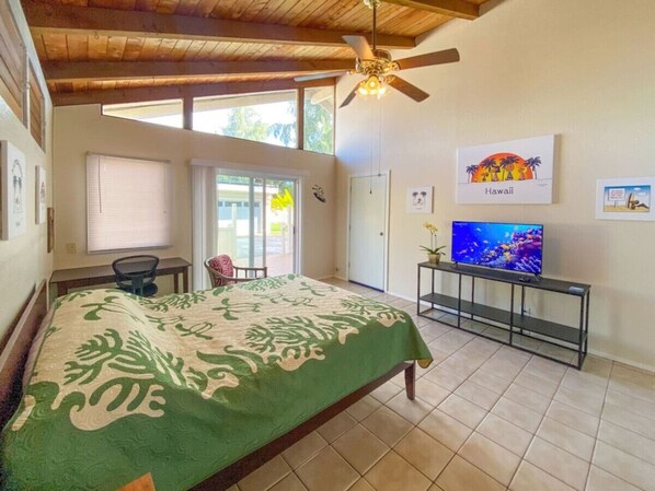 1 間睡房、書桌、熨斗/熨衫板、可攜式嬰兒床