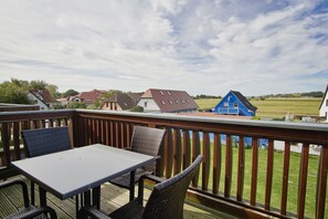 Outdoor dining - Die Ferienwohnung 04 im Ferienhaus De Niege Wech (Thiessow)