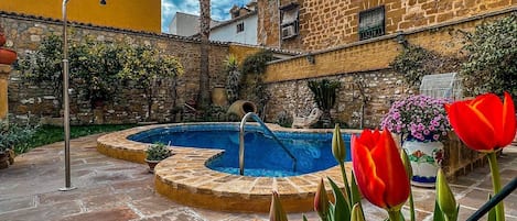 Kauden mukainen ulkouima-allas