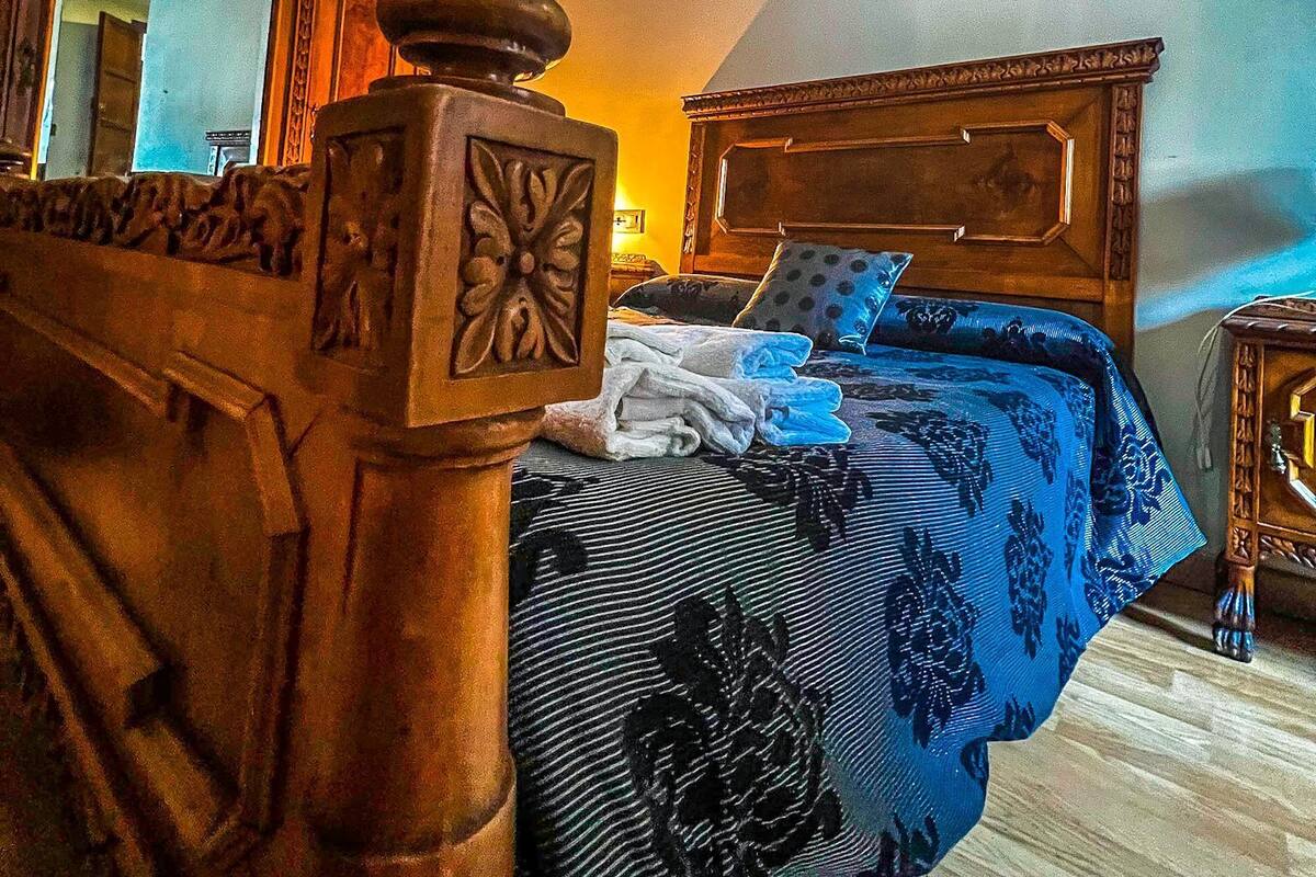 Basic Room, Shared Bathroom | Iron/ironing board (on request), WiFi (free), individually decorated