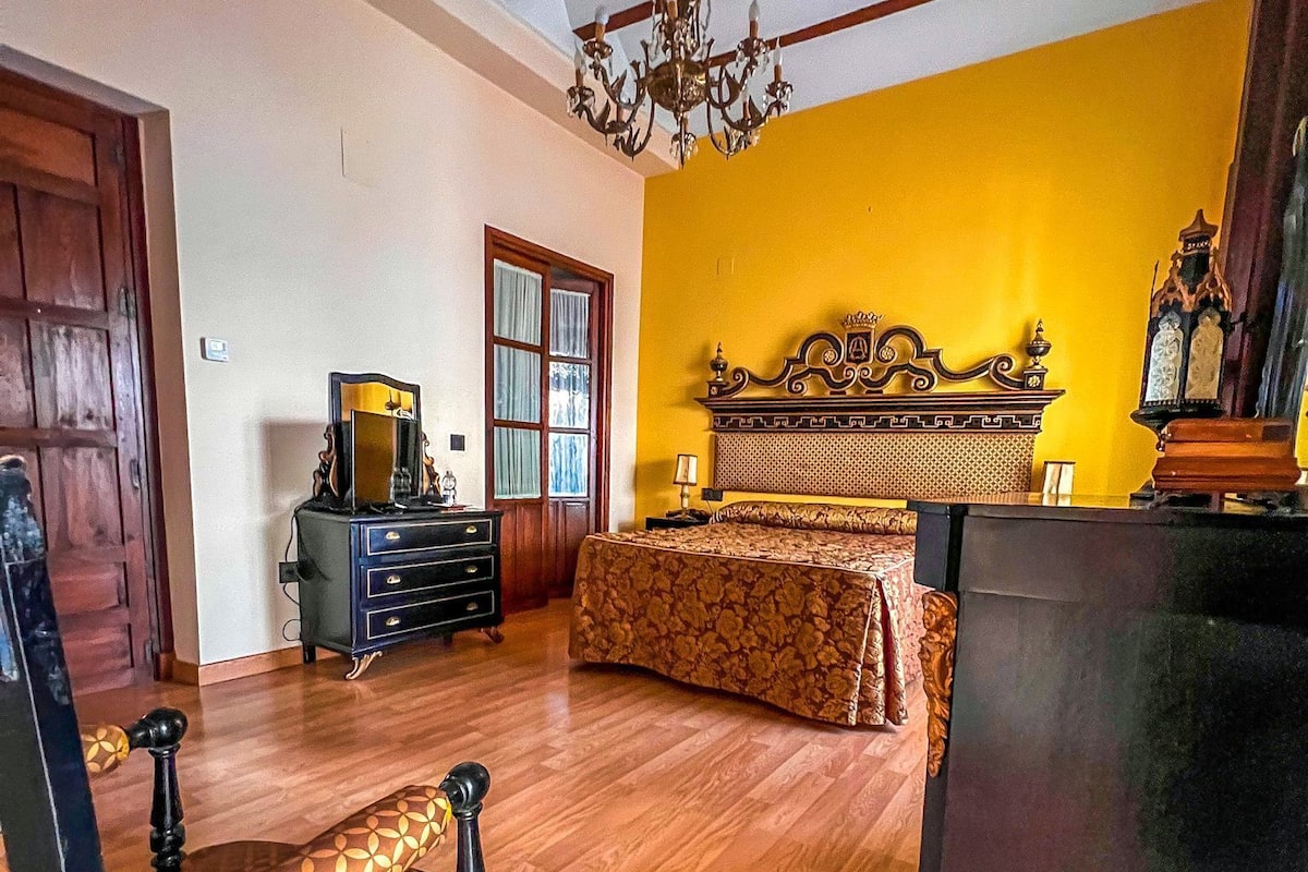 Superior Room, 1 Queen Bed | Iron/ironing board (on request), WiFi (free), individually decorated