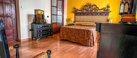 Superior Room, 1 Queen Bed | Individually decorated, individually furnished, iron/ironing board