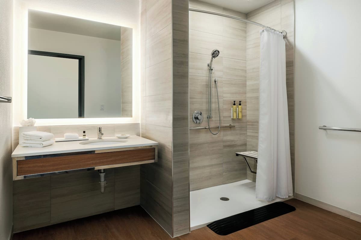 combined shower/bathtub, hair dryer, towels