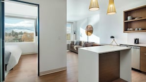 Una cocina moderna con una isla central, armarios de madera e iluminación colgante.