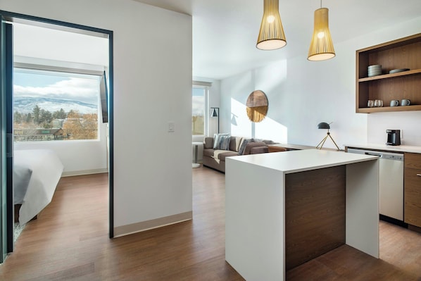 In-room safe, desk, laptop workspace, iron/ironing board - Element Reno Experience District (Reno)