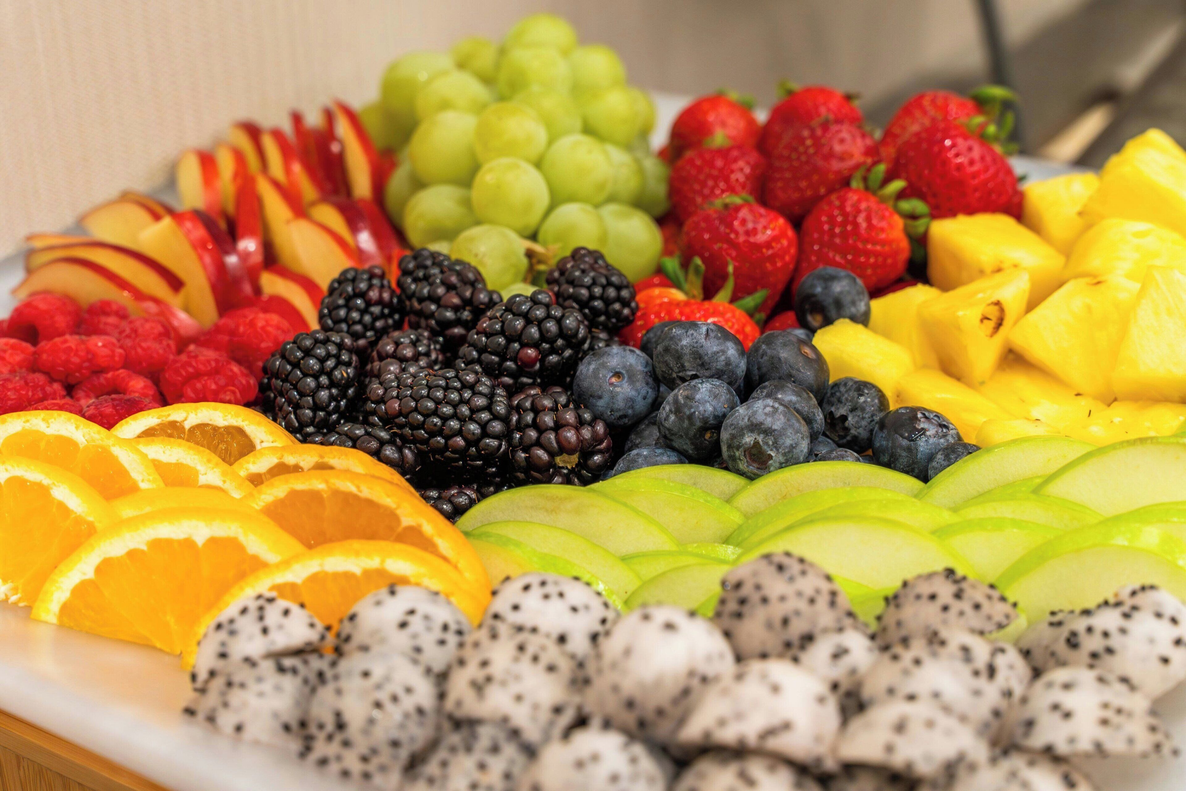 Een verscheidenheid aan vers fruit, netjes gerangschikt op een schaal.