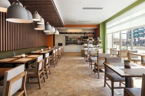 Café da manhã com buffet grátis todos os dias