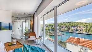 Un balcone moderno con vista libera su un fiume e una città.