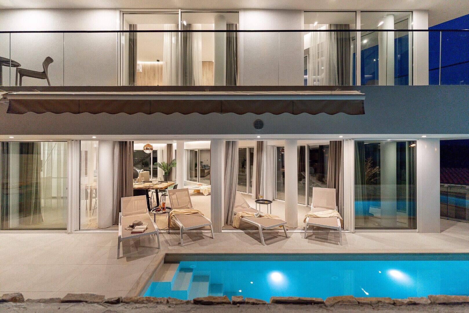 Inomhuspool och utomhuspool