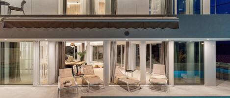 Inomhuspool och utomhuspool