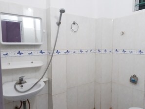 Combined shower/tub, rainfall showerhead, hair dryer, towels