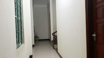 Skrivebord, arbejdsområde til bærbare computere, gratis Wi-Fi, sengetøj