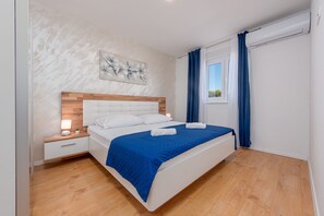 Villa, 3 Schlafzimmer, eigener Pool, Meerblick | 3 Schlafzimmer, kostenlose Babybetten, Bettwäsche