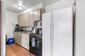 Réfrigérateur, four à micro-ondes, un four, surface de cuisson