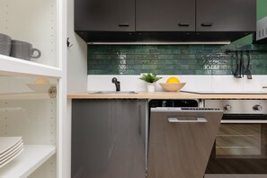 Departamento, 1 habitación, 2 baños | Cocina privada | Microondas, lavavajillas y utensilios de cocina 